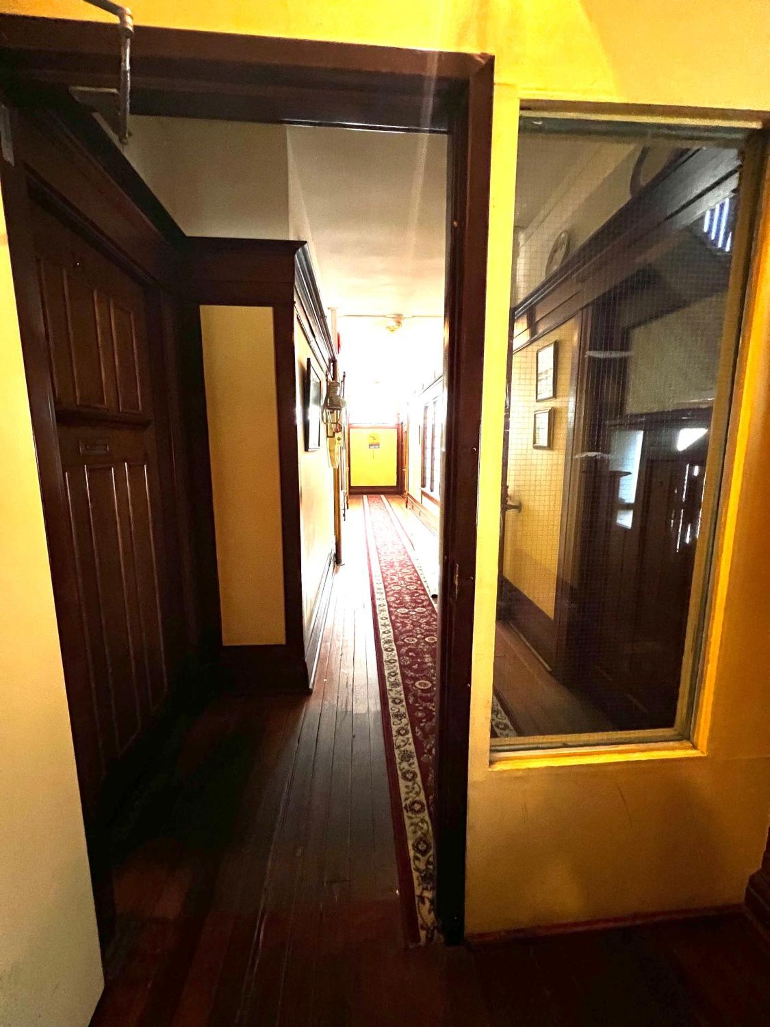 Arundel Mansions Hotel Нью-Вестминстер Экстерьер фото